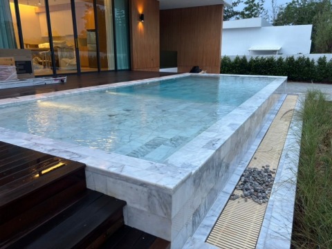 รับจ้างการทำความสะอาดตัวสระว่ายน้ำ